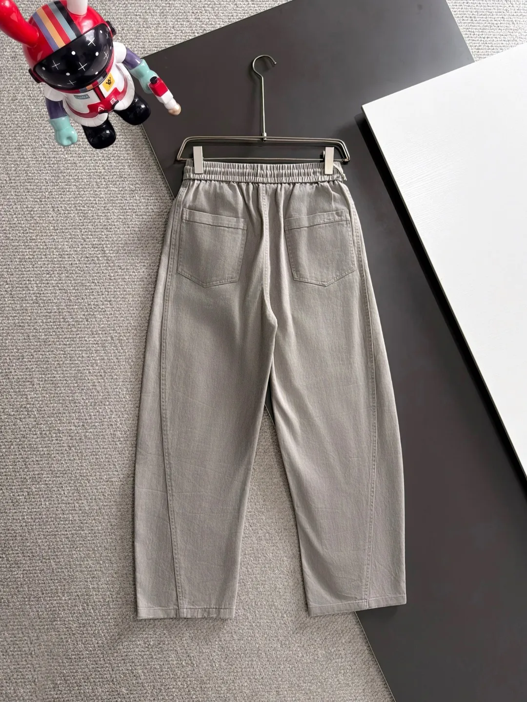 Next day shipment P195 Balenciaga High Quality 2026 Autumn and Winter New Arrival elastic band casual pants, counter-customized fabrics, Breathable, high comfort, impeccable details, brand element design concept, reflecting high quality. It feels delicate and soft! It presents a casual cut and the upper body shape is great! Sizes:S-3XL